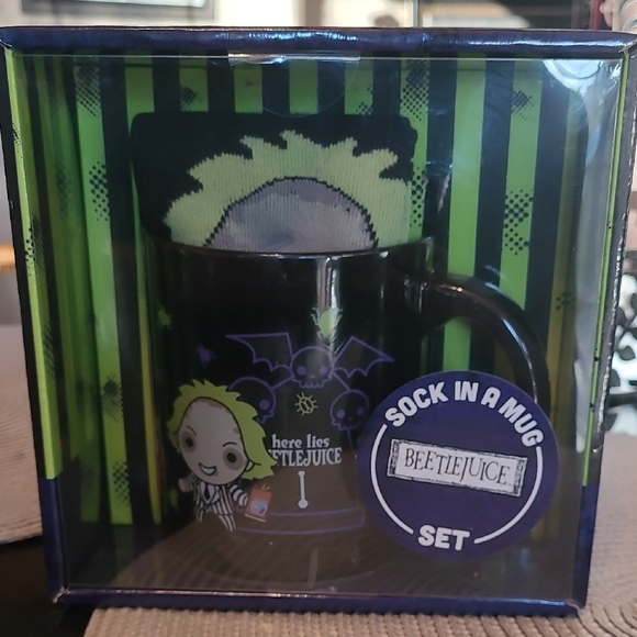 Black and Green Favors Set with Mushroom Figurine and Cloud Cutout - Picture 1 of 5